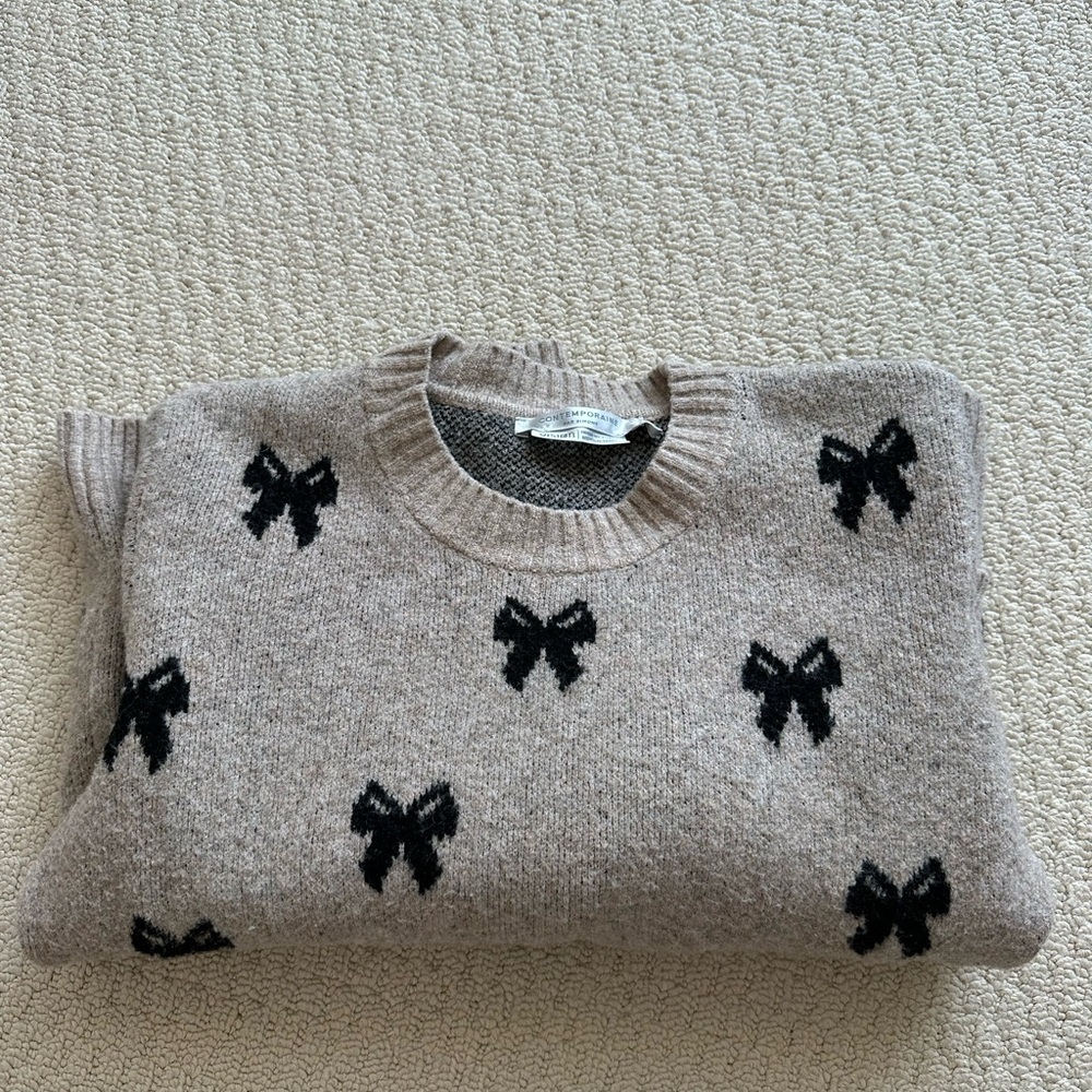 Simons Beige Sweater with Black Bow Design